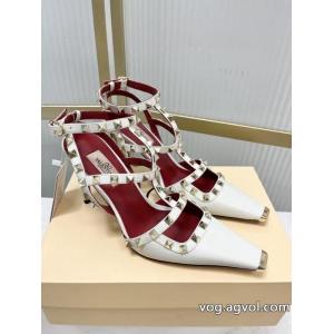 予約完売品 海外限定 スタイリッシュなデザインブーツヴァレンティノブランド 偽物 激安..